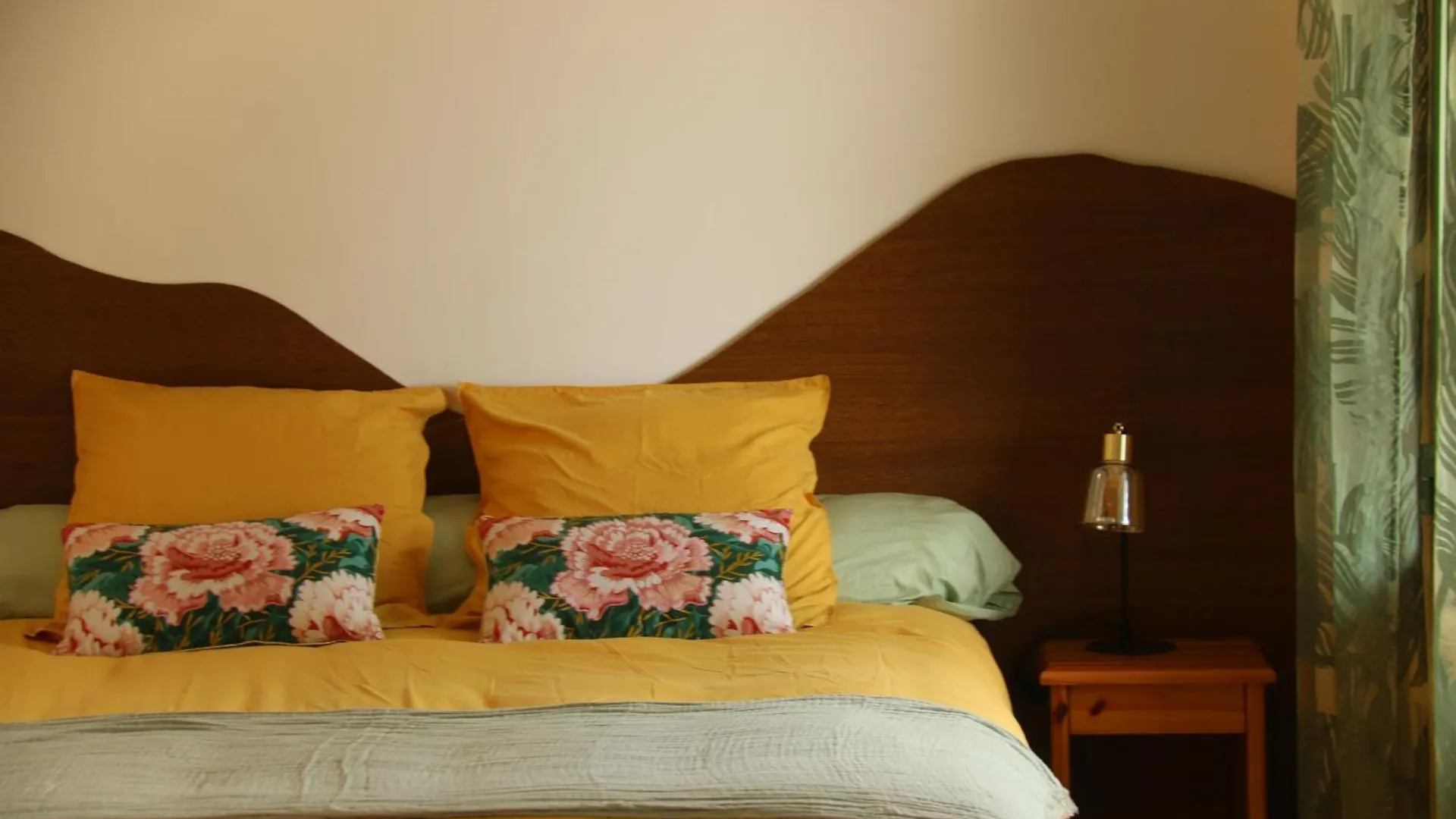 Domaine Du Val Des Nymphes - Chambres D'Hotes La Garde Adhemar Bed & Breakfast
